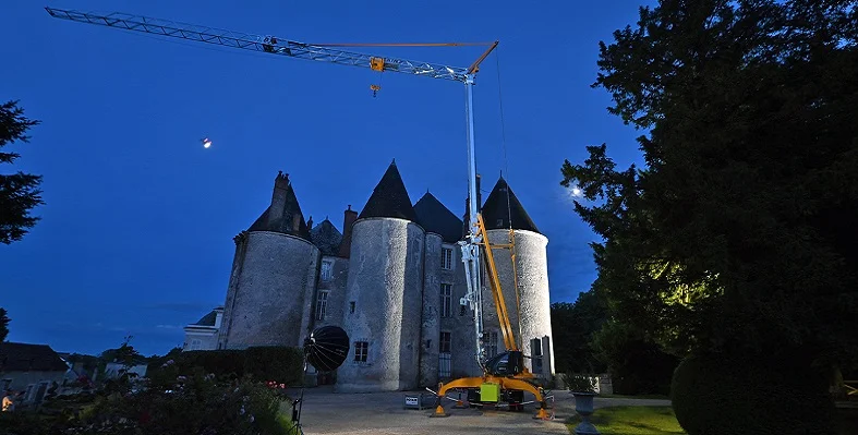 The new Manitowoc crane in front of an old building. 